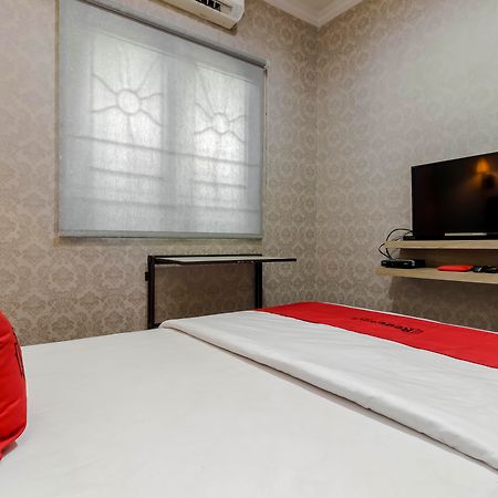 Reddoorz Plus Near Lippo Cikarang Mall Бекаси Экстерьер фото