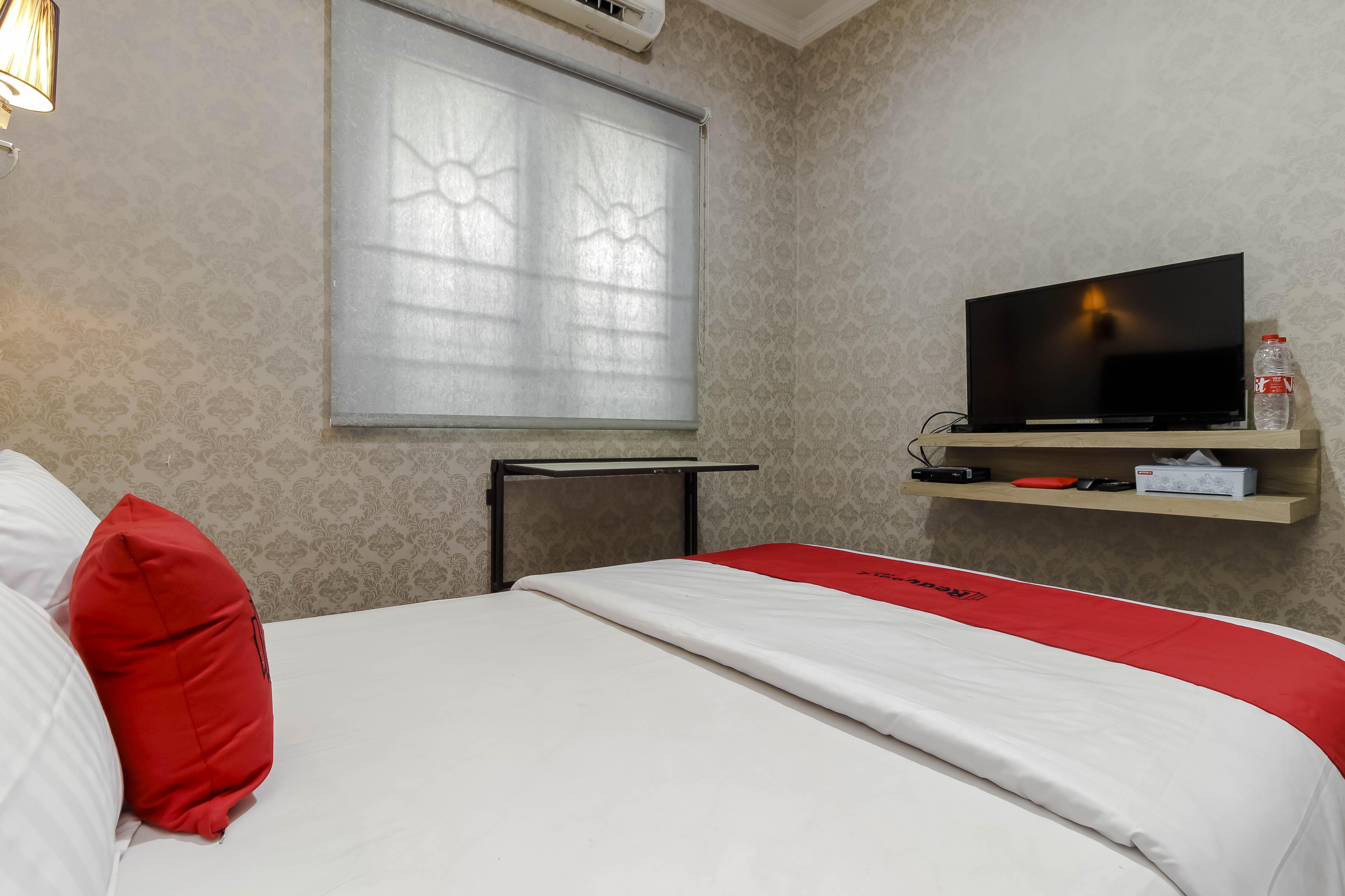 Reddoorz Plus Near Lippo Cikarang Mall Бекаси Экстерьер фото